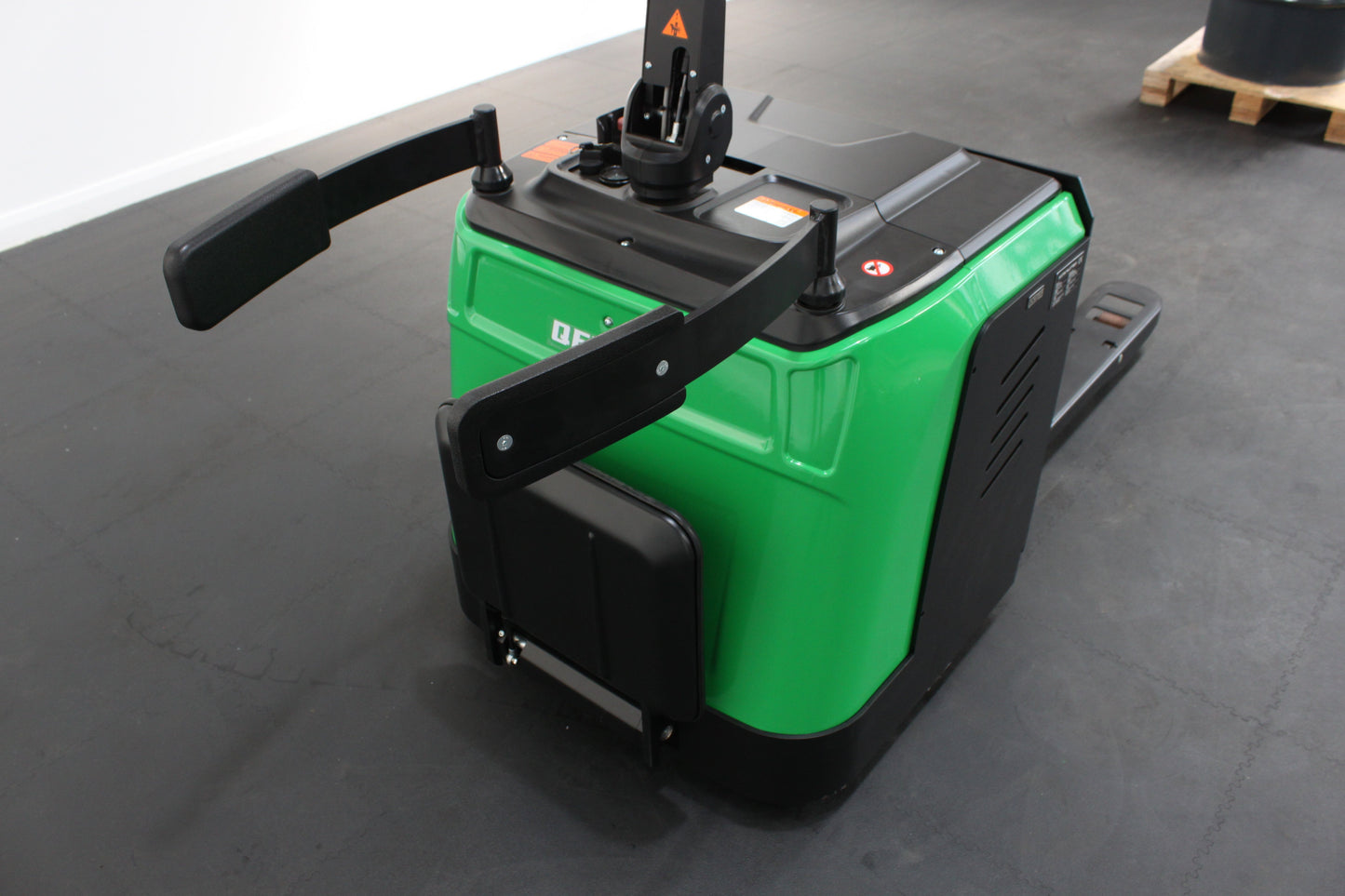 giraffe GET20P Stand-on Pallet truck– 2,000kg Capacity | Lithium-Ion Electric