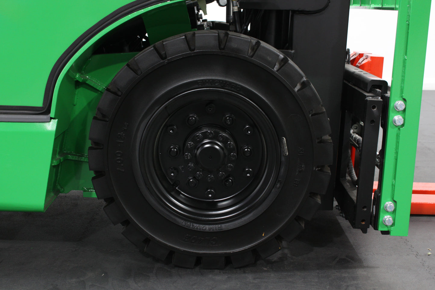 giraffe GBL25- Full Cab Lithium Electric Counterbalance Giraffe Green 115v/174Ah Lithium Powered Unit