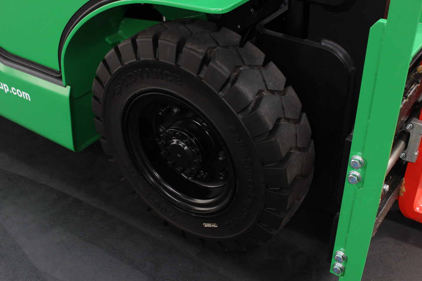 giraffe GBL25 Premium | Full Cab Lithium Electric Counterbalance | 4-Wheel Forklift