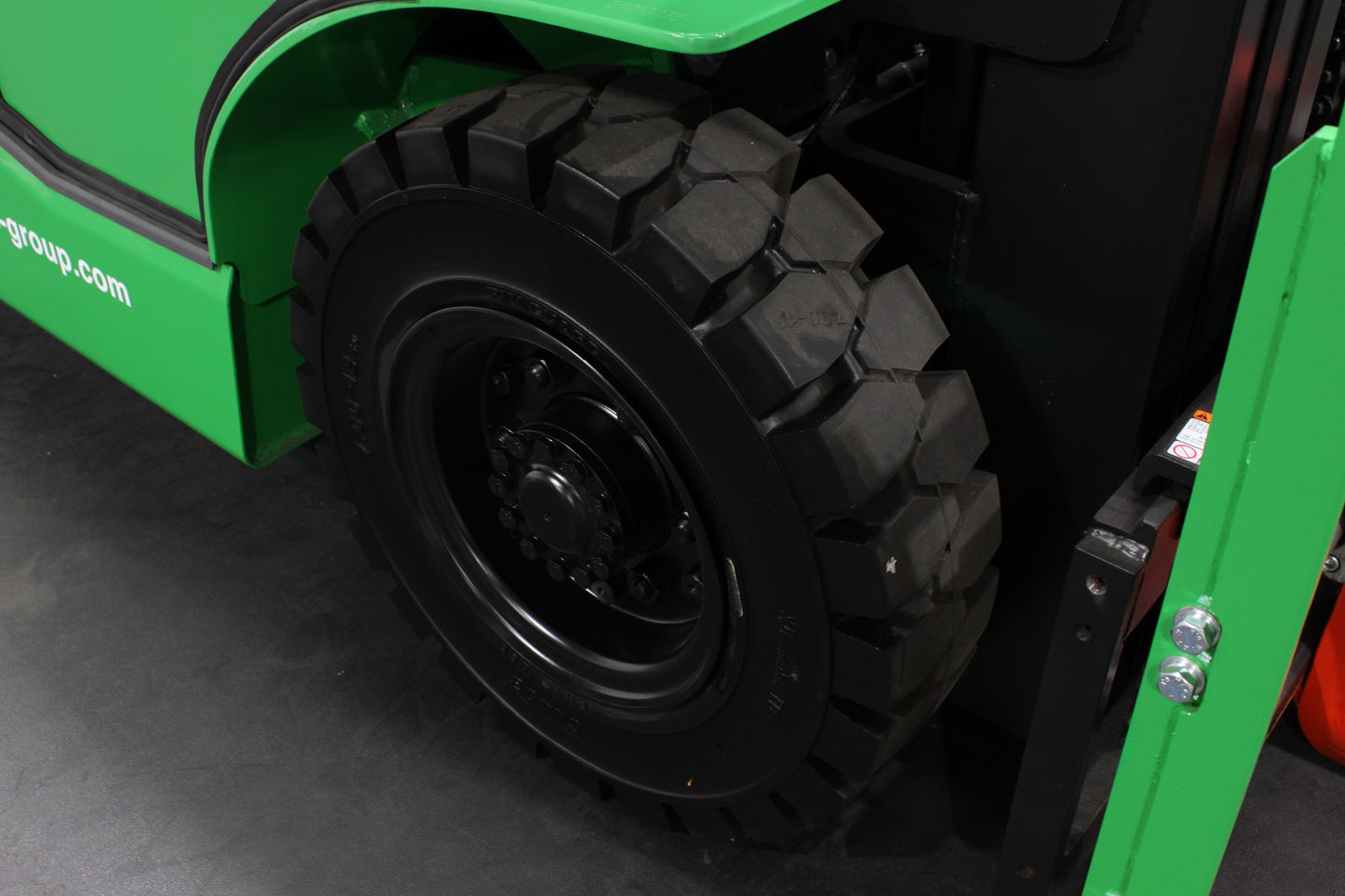 giraffe GBL25- Full Cab Lithium Electric Counterbalance Giraffe Green 115v/174Ah Lithium Powered Unit