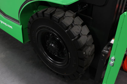 giraffe GBL25- Full Cab Lithium Electric Counterbalance Giraffe Green 115v/174Ah Lithium Powered Unit