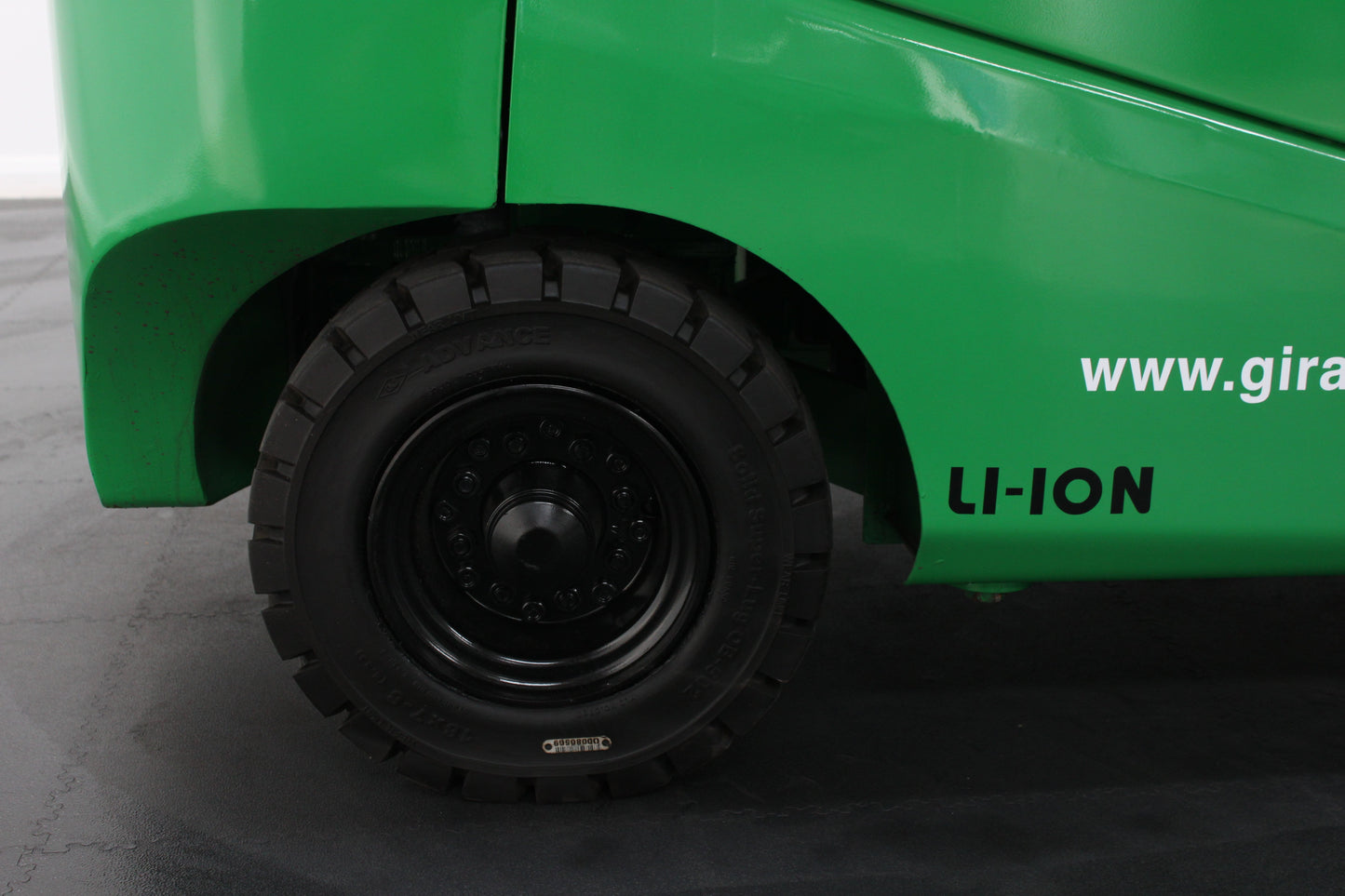 giraffe GBL25 Premium | Full Cab Lithium Electric Counterbalance | 4-Wheel Forklift