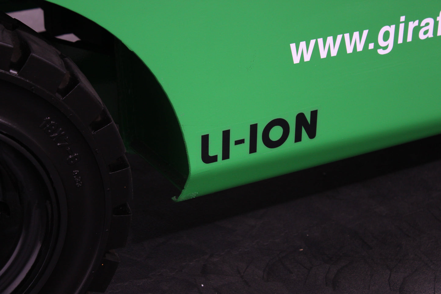 giraffe GBL25- Full Cab Lithium Electric Counterbalance Giraffe Green 115v/174Ah Lithium Powered Unit