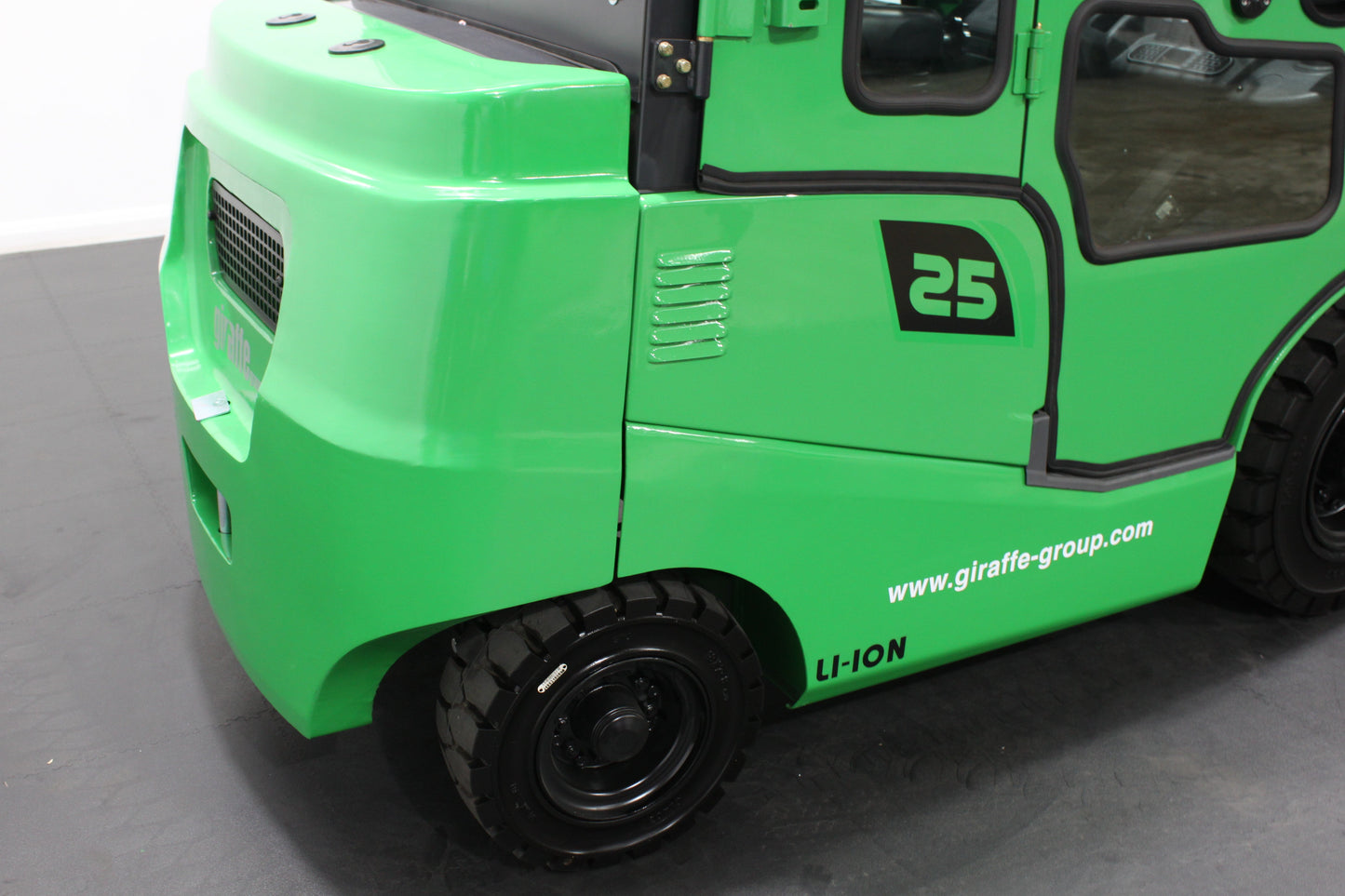 giraffe GBL25- Full Cab Lithium Electric Counterbalance Giraffe Green 115v/174Ah Lithium Powered Unit