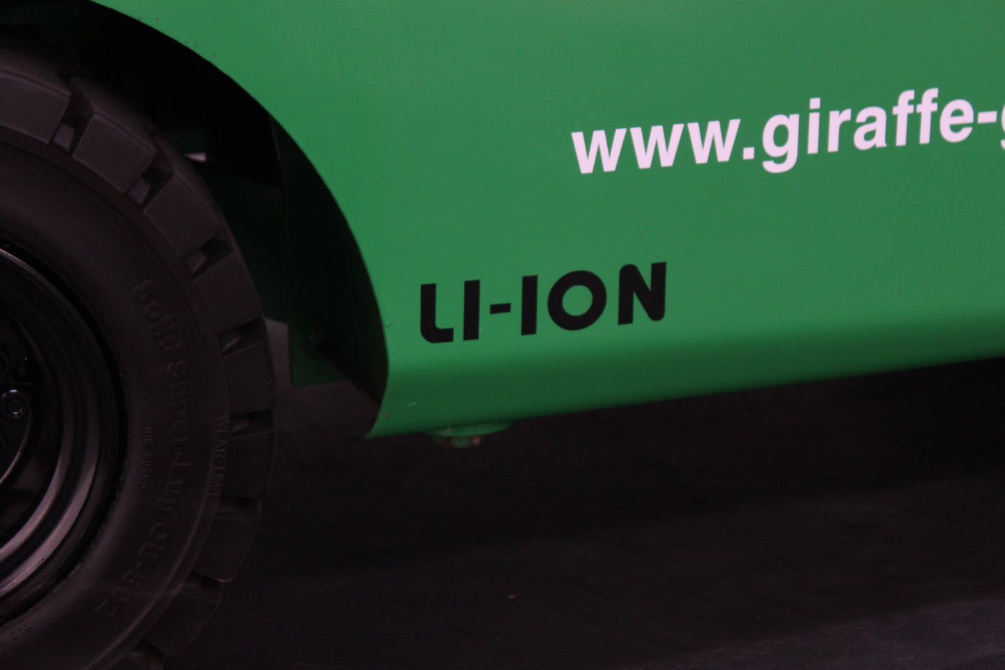 giraffe GBL25 Premium | Full Cab Lithium Electric Counterbalance | 4-Wheel Forklift