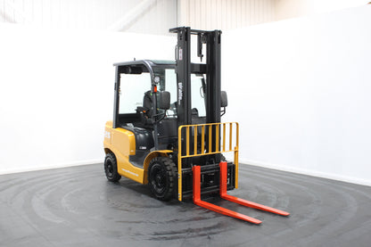 giraffe FD25 Premium| Half Cab Diesel Counterbalance | 4-Wheel Forklift