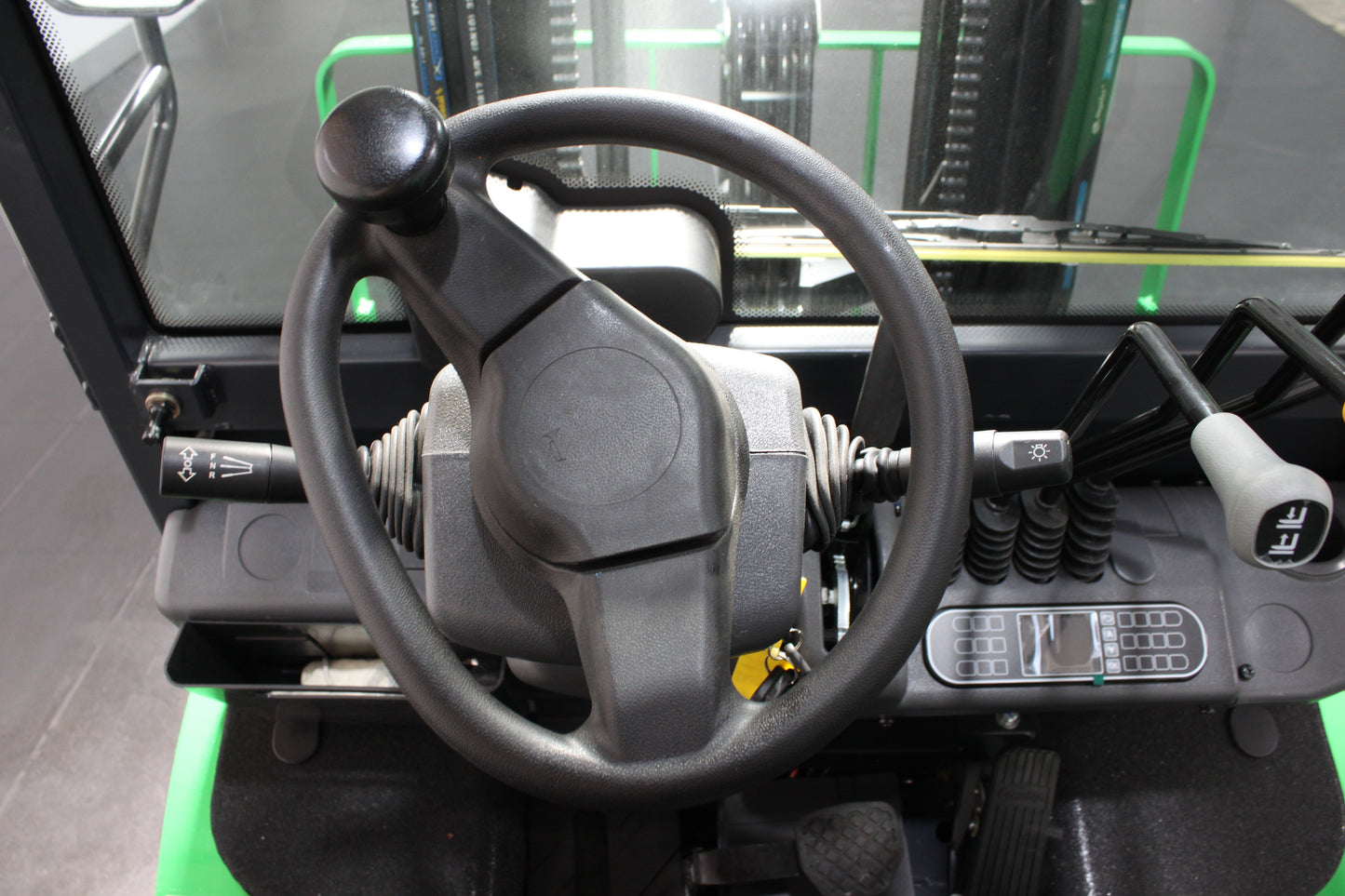 giraffe GBL30 Premium | Full Cab Lithium Electric Counterbalance | 4-Wheel Forklift