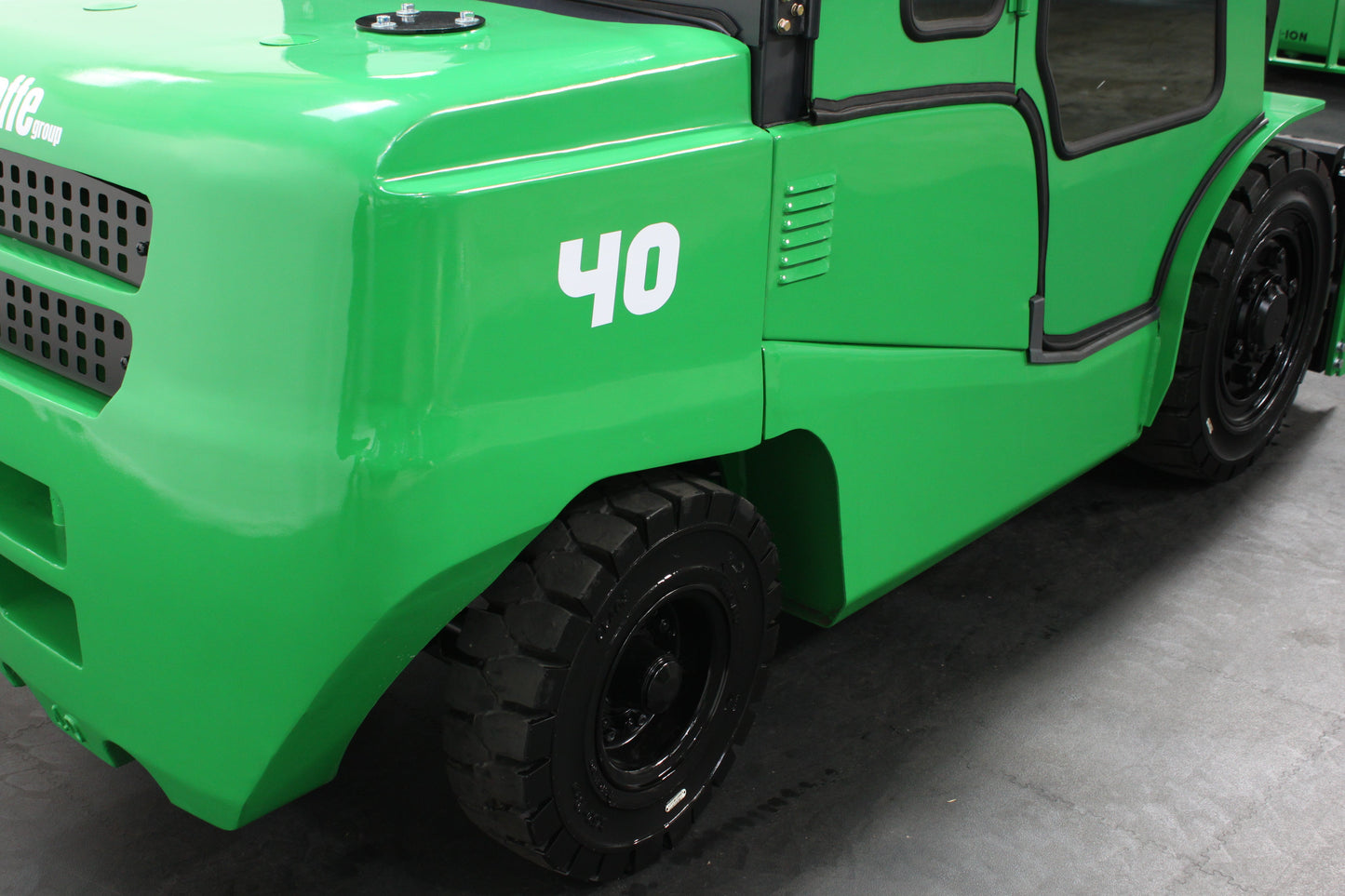 giraffe FD40 Premium| Full Cab Diesel Counterbalance | 4-Wheel Forklift