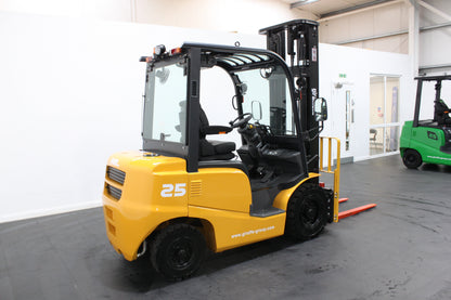 giraffe FD25 Premium| Half Cab Diesel Counterbalance | 4-Wheel Forklift
