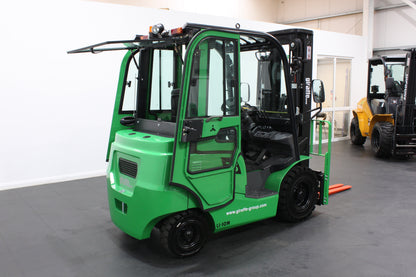 giraffe GBL25- Full Cab Lithium Electric Counterbalance Giraffe Green 115v/174Ah Lithium Powered Unit