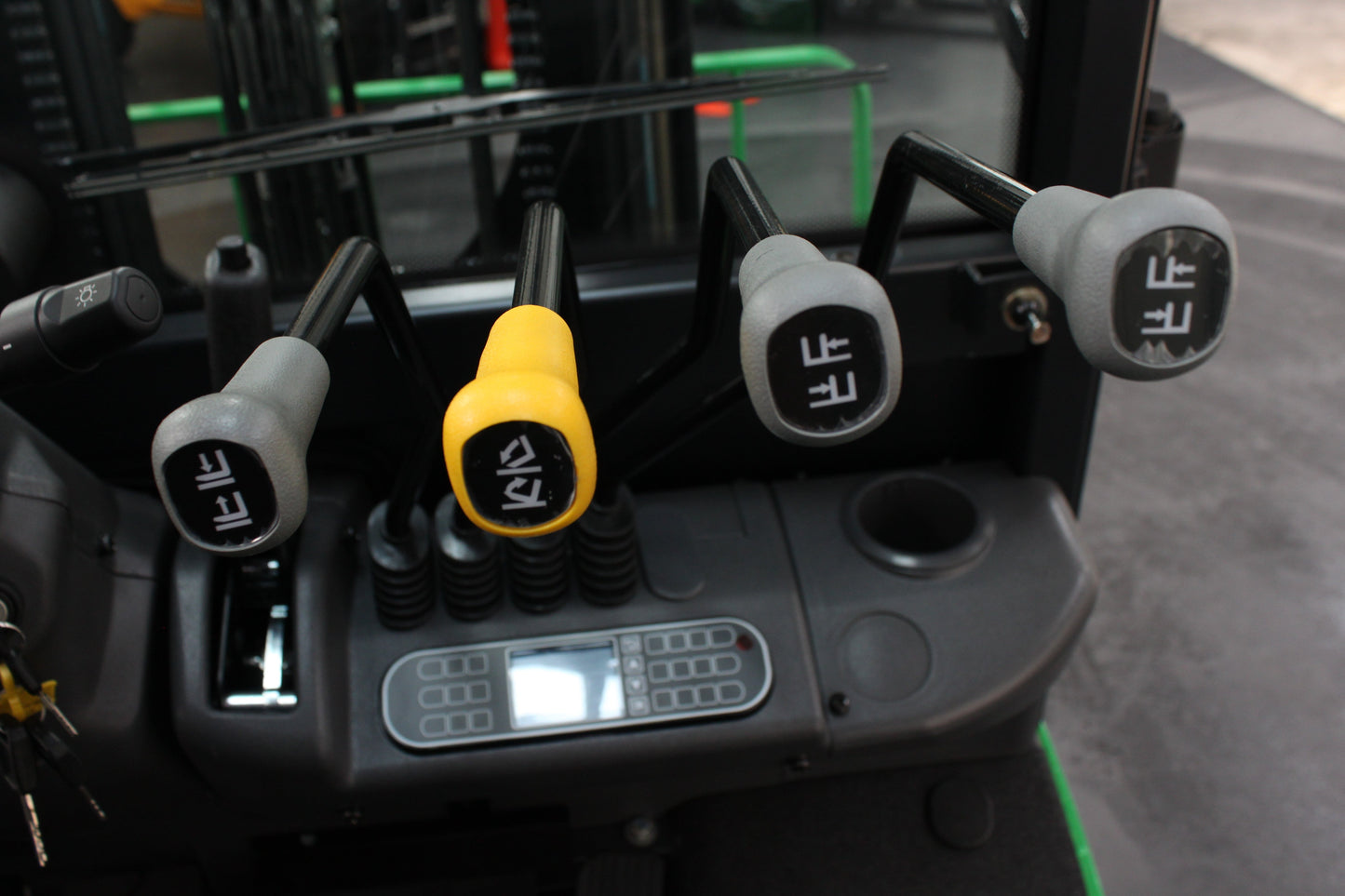 giraffe GBL25 Premium | Full Cab Lithium Electric Counterbalance | 4-Wheel Forklift