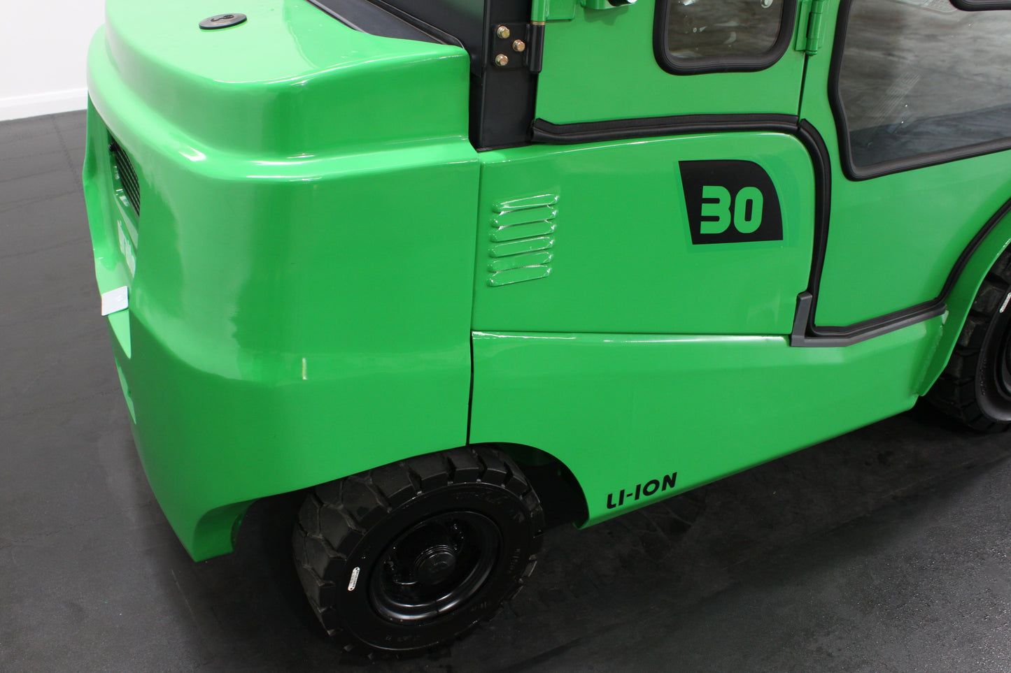 giraffe GBL30 Premium Plus Advanced Pedestrian Safety Full Cab 3.0T | Full Cab Diesel Counterbalance | 4-Wheel Forklift
