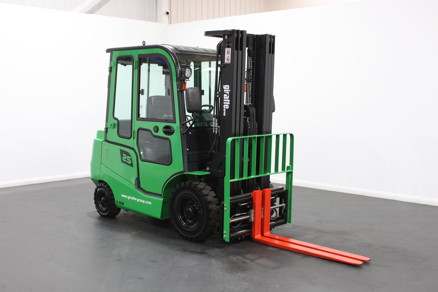 giraffe GBL25- Full Cab Lithium Electric Counterbalance Giraffe Green 115v/174Ah Lithium Powered Unit