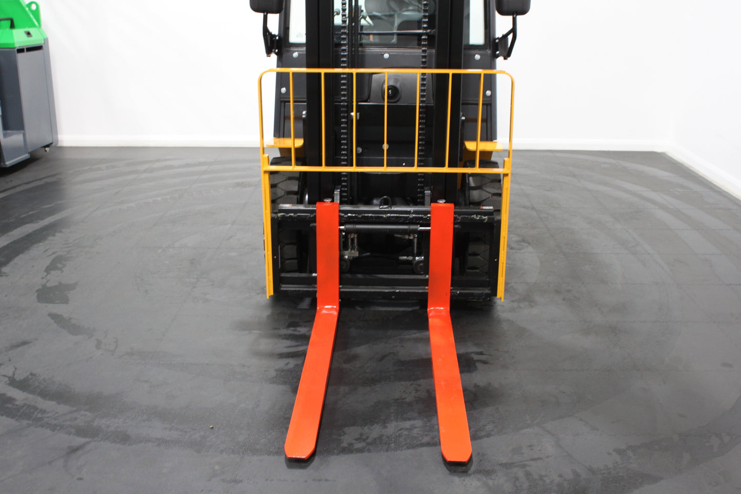giraffe FD25 Premium| Half Cab Diesel Counterbalance | 4-Wheel Forklift