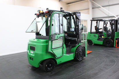 giraffe GBL30 Premium Plus Advanced Pedestrian Safety Full Cab 3.0T | Full Cab Diesel Counterbalance | 4-Wheel Forklift