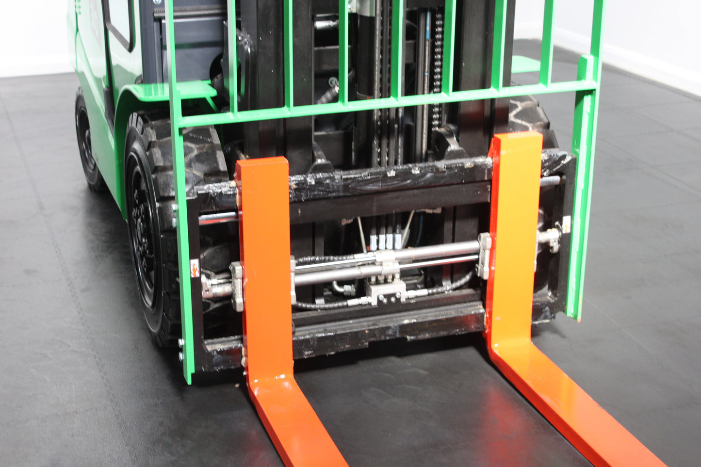 giraffe GBL30 Premium | Full Cab Lithium Electric Counterbalance | 4-Wheel Forklift