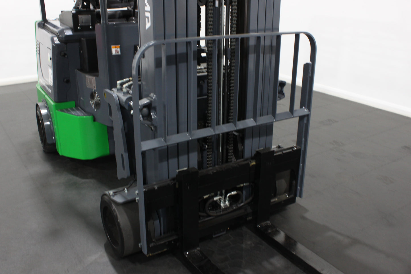 Mima mj25 2.5t articulated forklift | 4-stage mast, lithium, container-ready