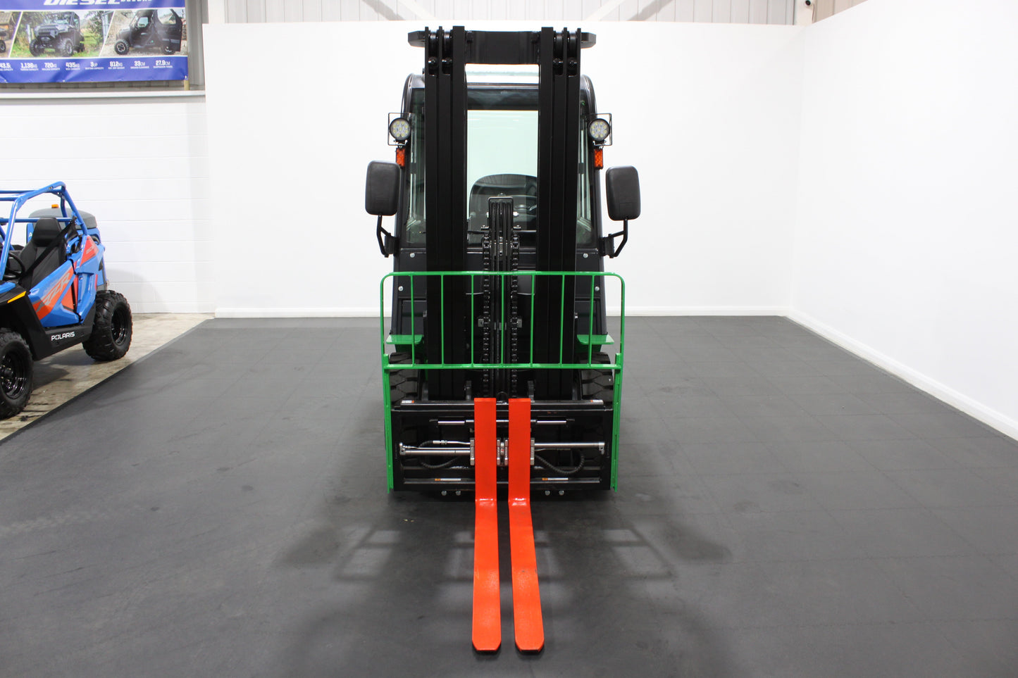 giraffe GBL25- Full Cab Lithium Electric Counterbalance Giraffe Green 115v/174Ah Lithium Powered Unit