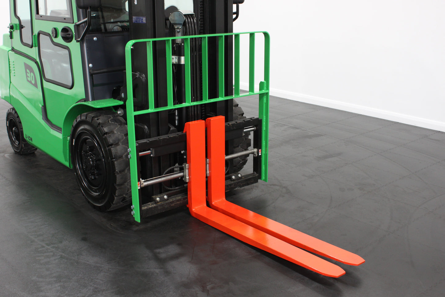 giraffe GBL30 Premium Plus Advanced Pedestrian Safety Full Cab 3.0T | Full Cab Diesel Counterbalance | 4-Wheel Forklift