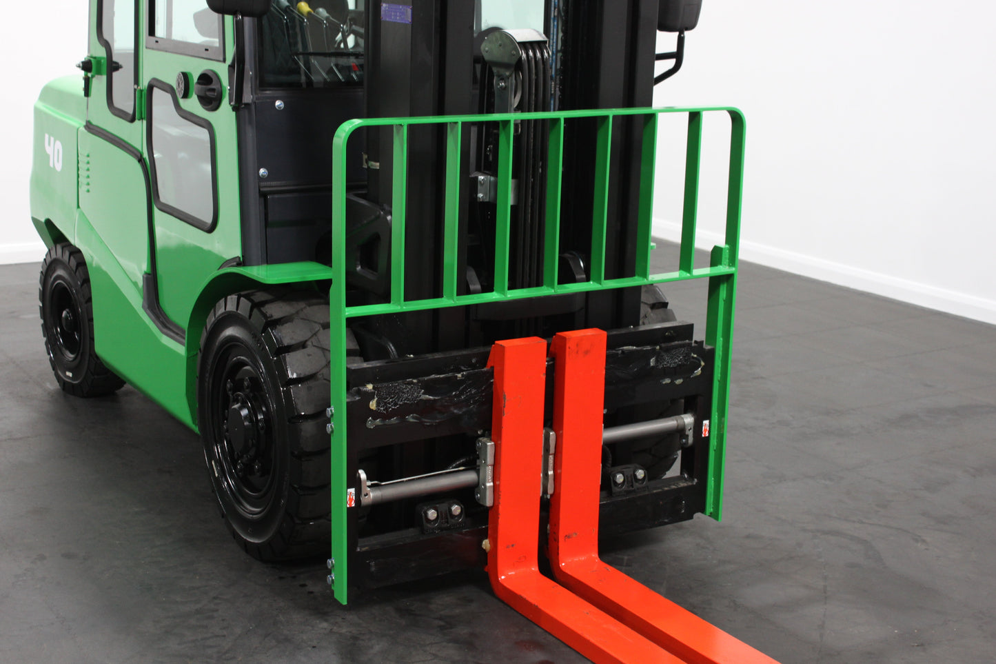 giraffe FD40 Premium| Full Cab Diesel Counterbalance | 4-Wheel Forklift