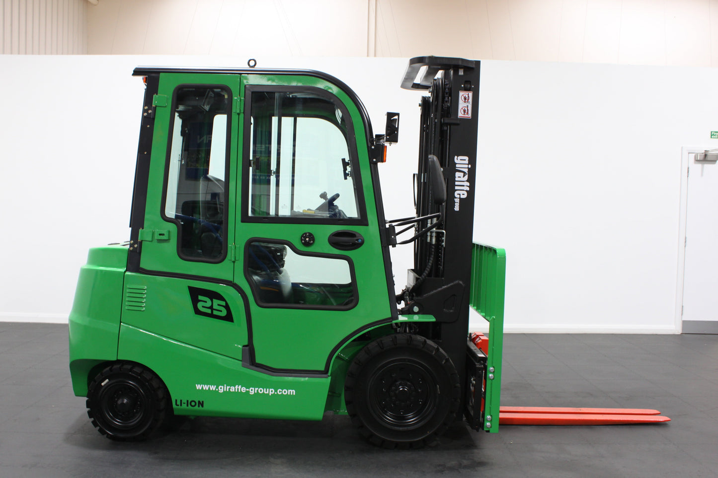 giraffe GBL25- Full Cab Lithium Electric Counterbalance Giraffe Green 115v/174Ah Lithium Powered Unit