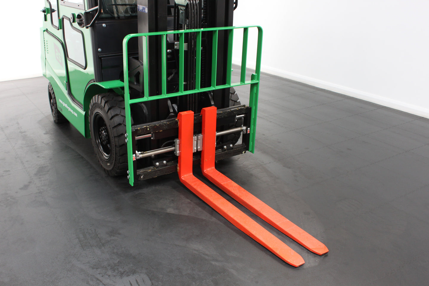 giraffe GBL25 Premium | Full Cab Lithium Electric Counterbalance | 4-Wheel Forklift