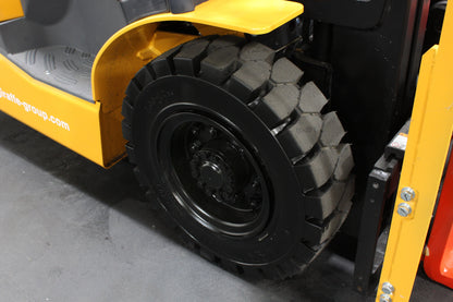giraffe FD25 Premium| Half Cab Diesel Counterbalance | 4-Wheel Forklift