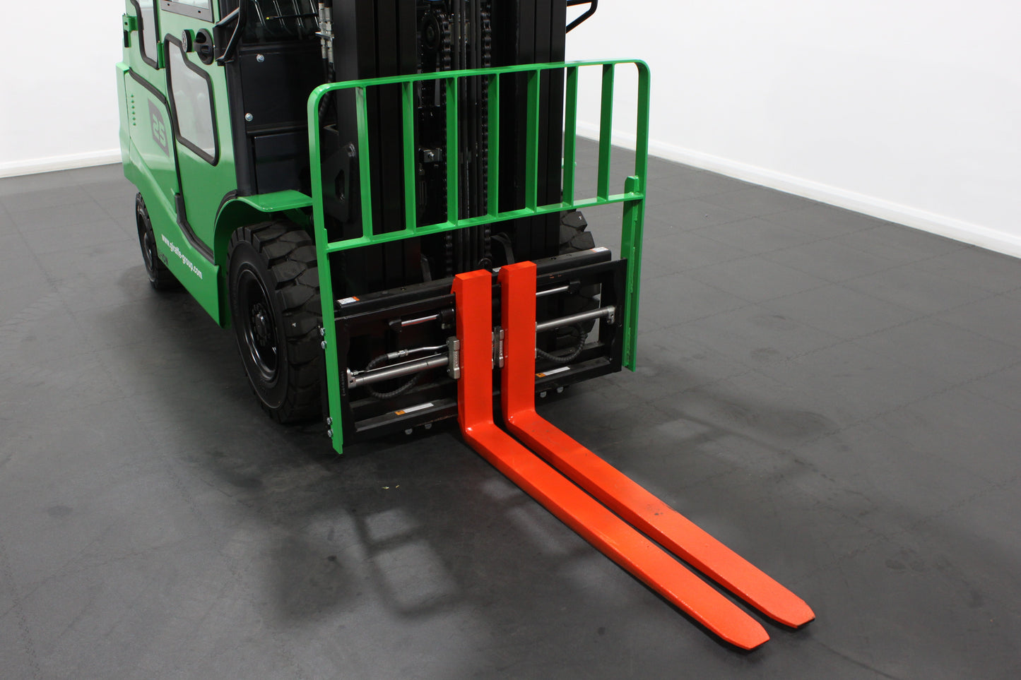 giraffe GBL25- Full Cab Lithium Electric Counterbalance Giraffe Green 115v/174Ah Lithium Powered Unit