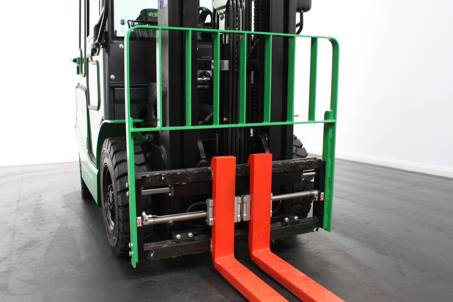giraffe GBL25 Premium | Full Cab Lithium Electric Counterbalance | 4-Wheel Forklift
