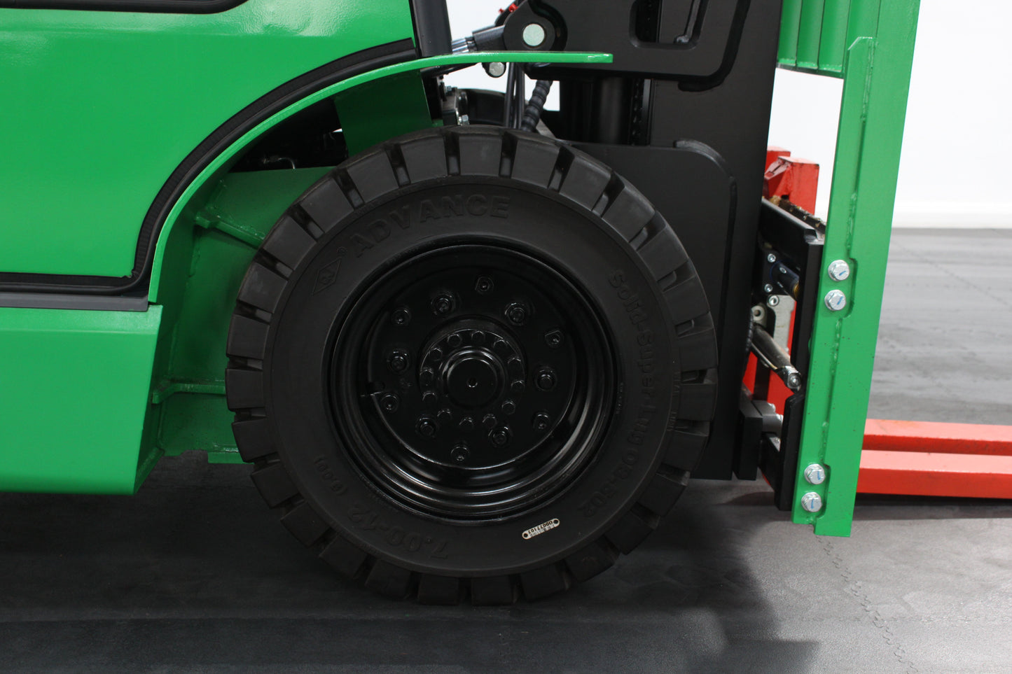 giraffe GBL25 Premium | Full Cab Lithium Electric Counterbalance | 4-Wheel Forklift