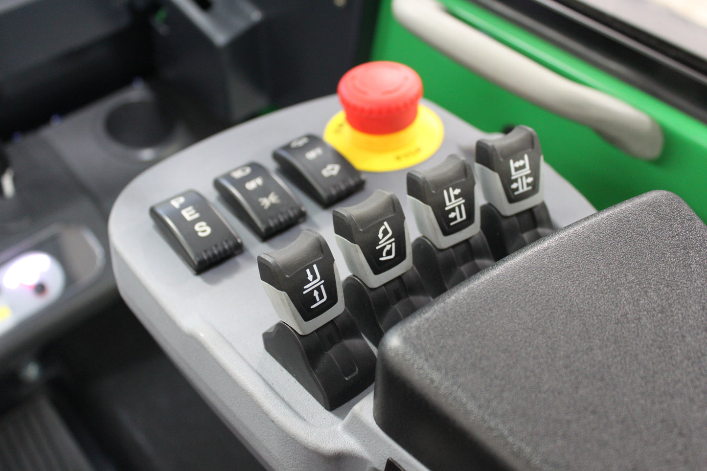 giraffe FD30 Premium Plus Adv Safety  | Full Cab Diesel Counterbalance  | 4-Wheel Forklift