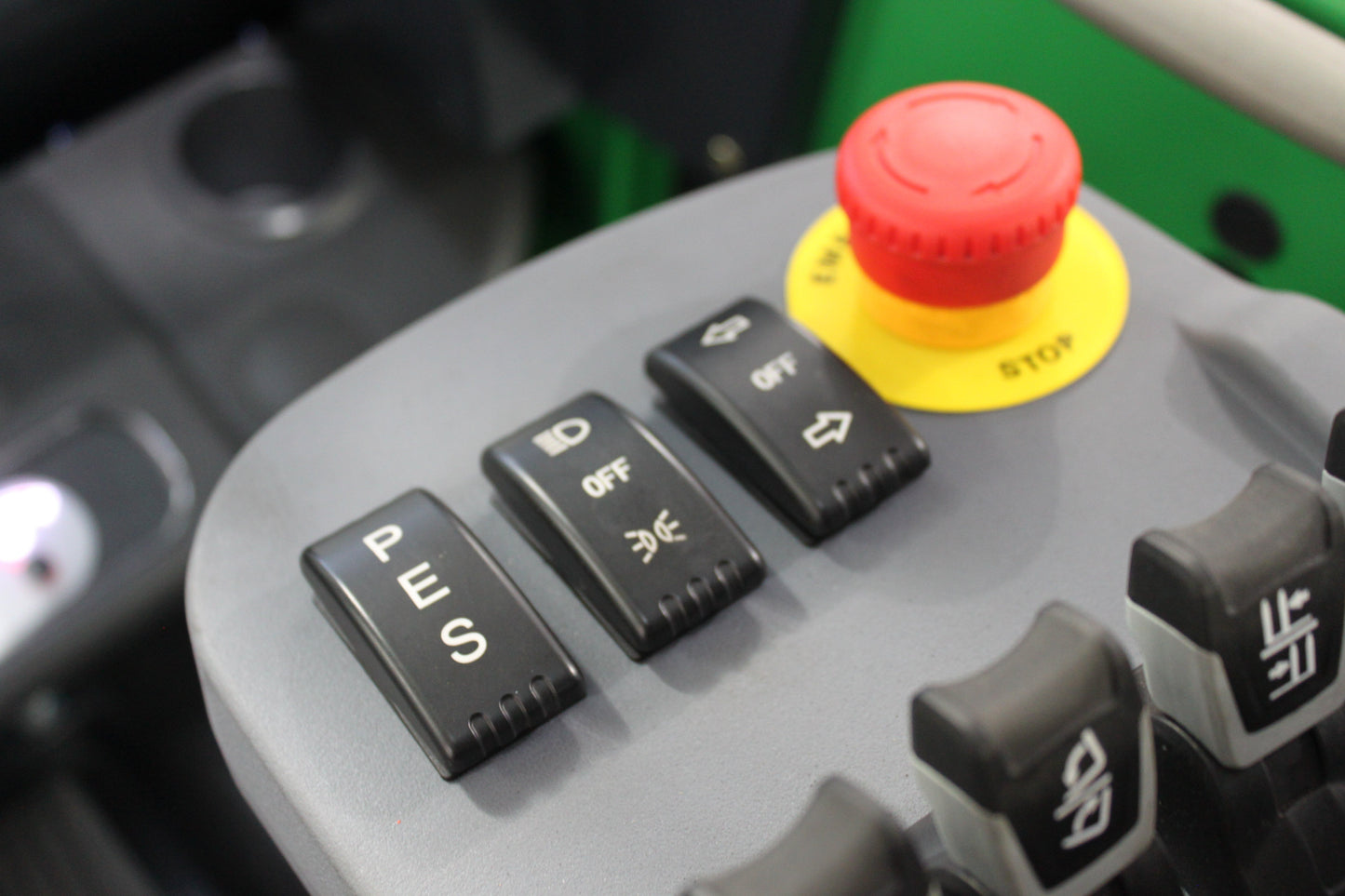 giraffe FD30 Premium Plus Adv Safety  | Full Cab Diesel Counterbalance  | 4-Wheel Forklift