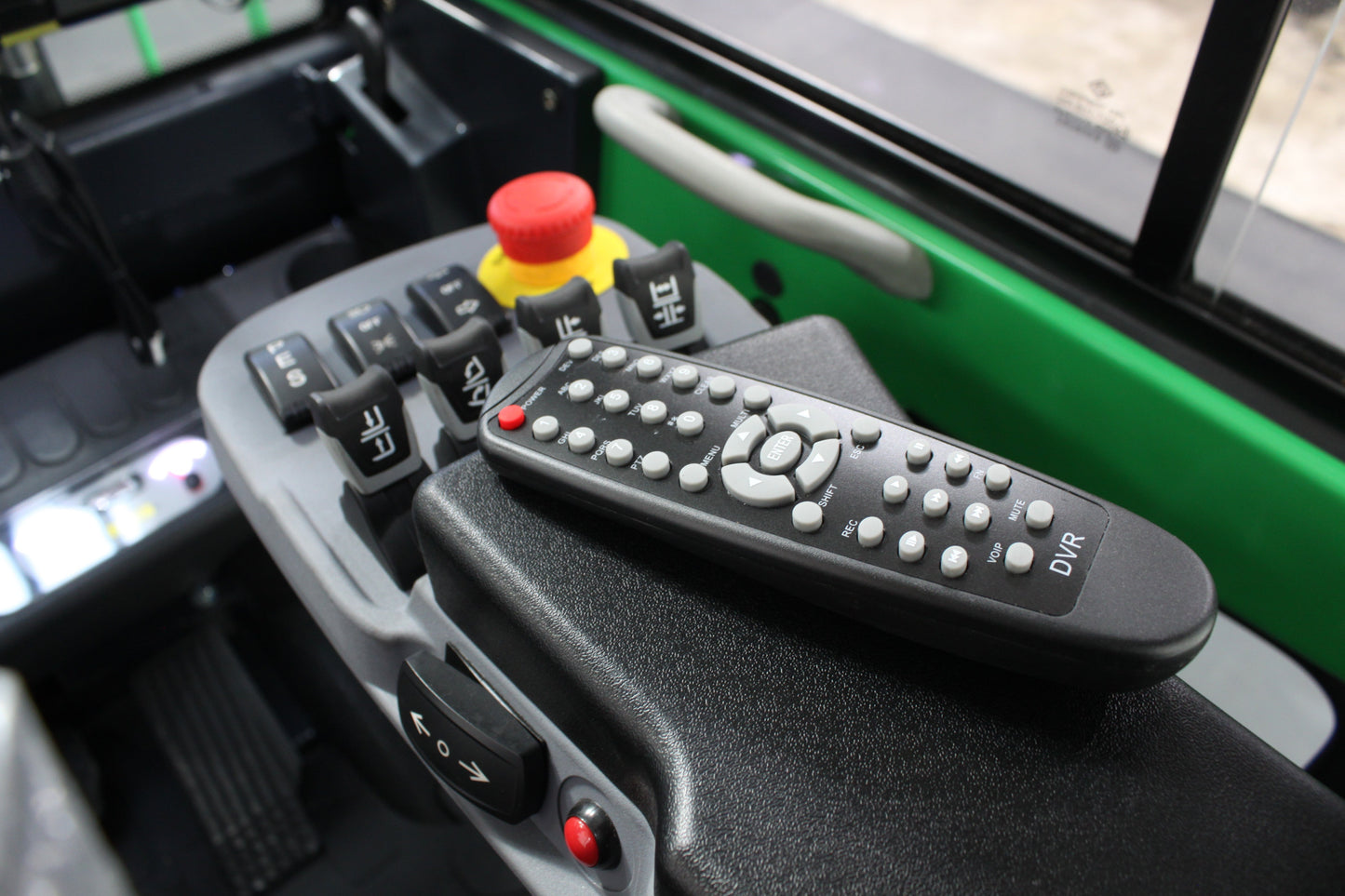 giraffe FD30 Premium Plus Adv Safety  | Full Cab Diesel Counterbalance  | 4-Wheel Forklift