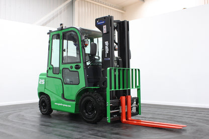 giraffe FD25 Premium Plus Advanced Pedestrian Safety | Full Cab Diesel Counterbalance | 4-Wheel Forklift