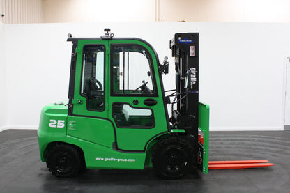 giraffe FD25 Premium Plus Advanced Pedestrian Safety | Full Cab Diesel Counterbalance | 4-Wheel Forklift