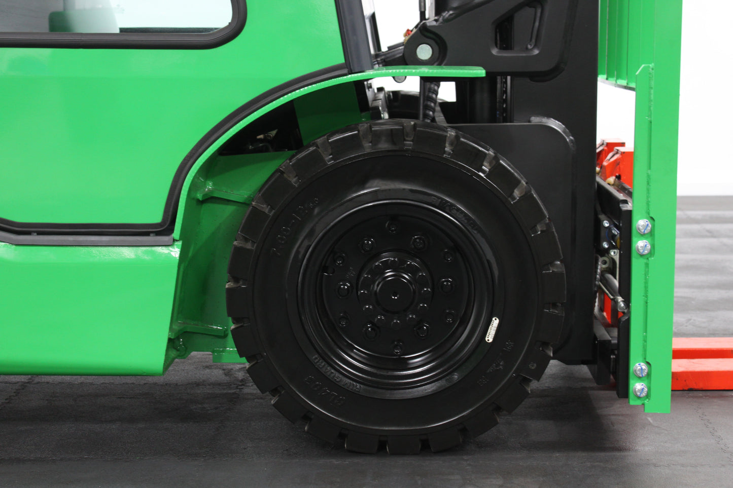 giraffe FD25 Premium Plus Advanced Pedestrian Safety | Full Cab Diesel Counterbalance | 4-Wheel Forklift