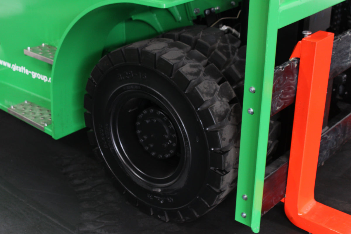 giraffe GBL70 | Full Cab Lithium Electric Counterbalance  | 4-Wheel Forklift