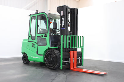 giraffe GBL40 Premium Plus Advanced Pedestrian Safety | Full Cab Lithium Electric Counterbalance  | 4-Wheel Forklift