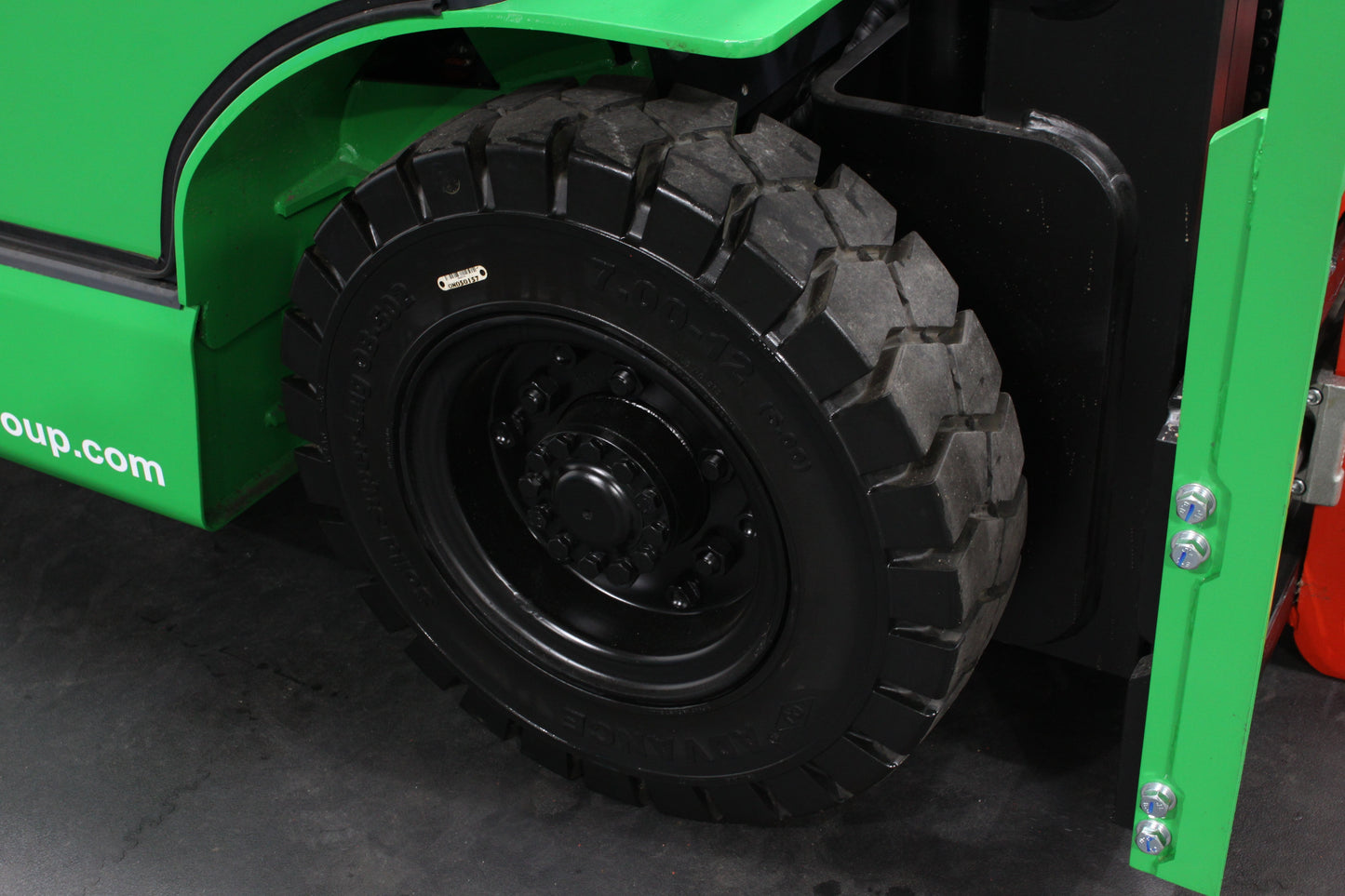 giraffe GBL25 Premium Plus ADV Safety | Full Cab Lithium Electric Counterbalance | 4-Wheel Forklift
