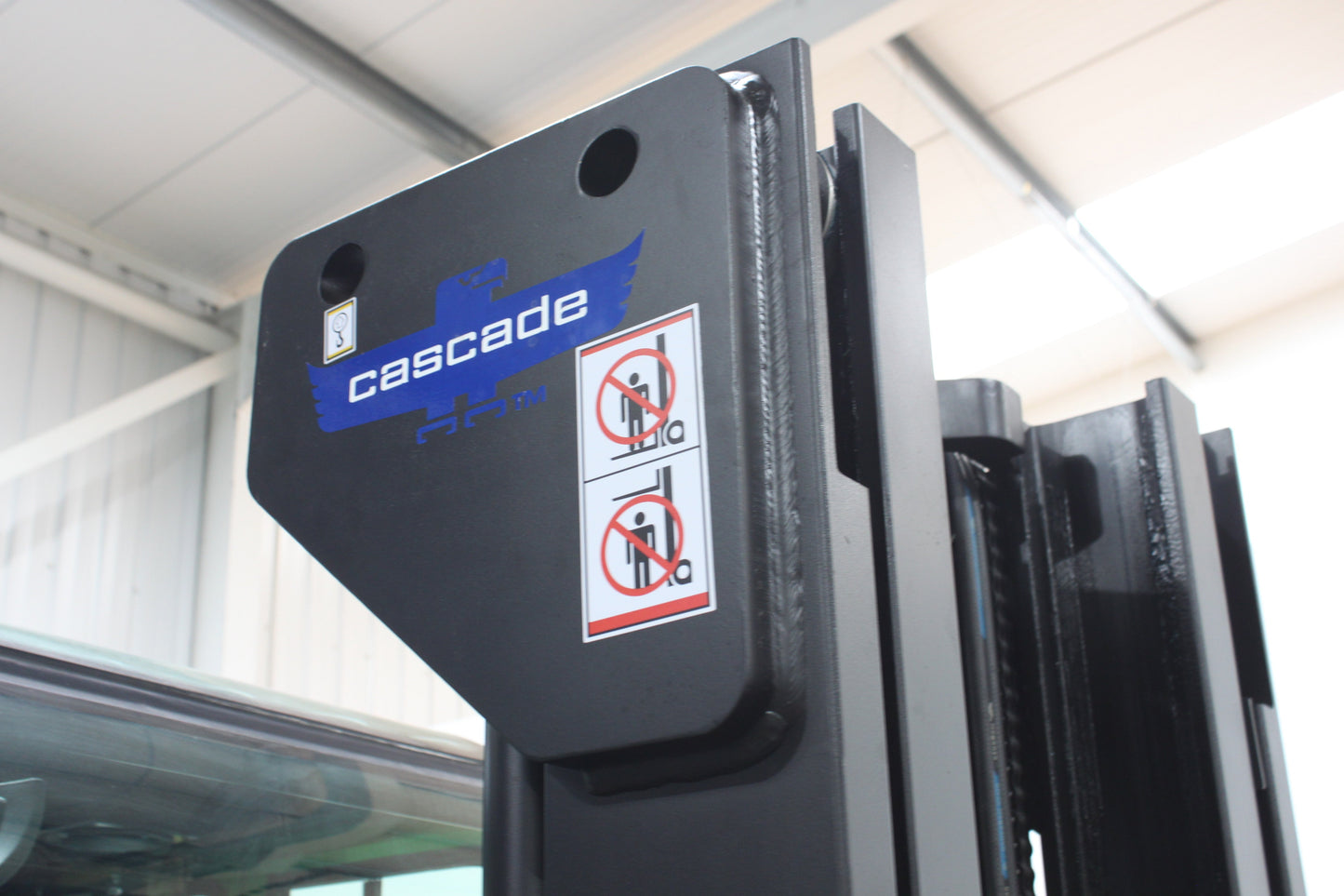 giraffe GBL25 Premium Plus ADV Safety | Full Cab Lithium Electric Counterbalance | 4-Wheel Forklift
