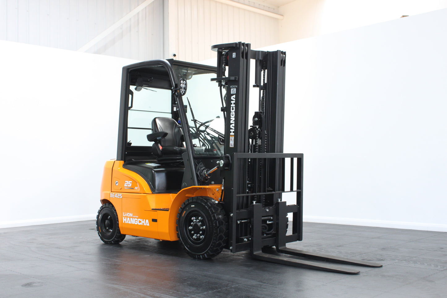 Hangcha XE425T 2.5T | Semi Cab Lithium Counterbalance | 4-Wheel Forklift
