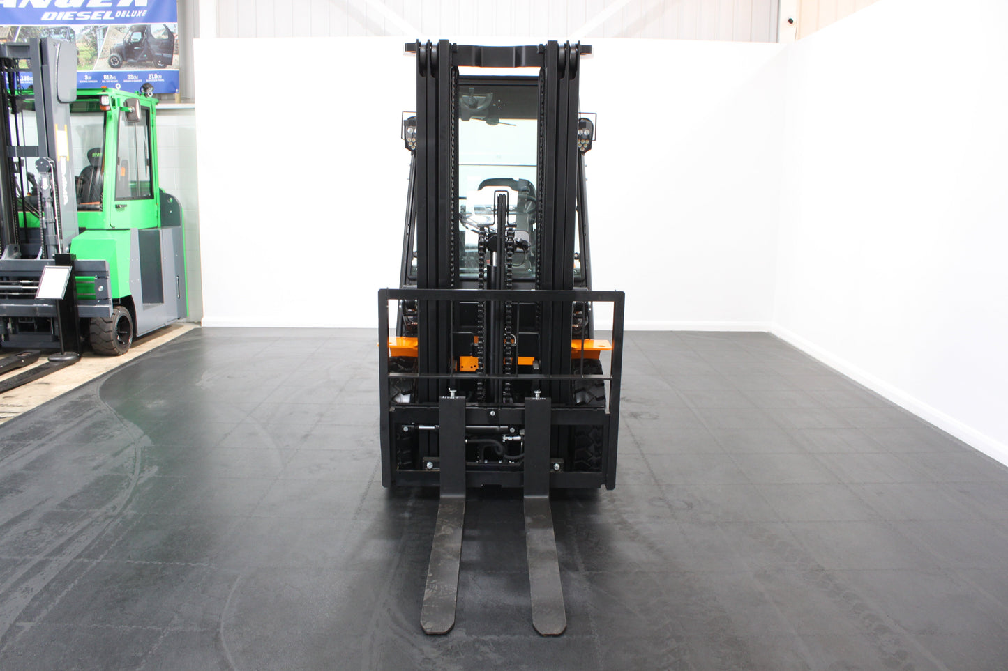 Hangcha XE425T 2.5T | Semi Cab Lithium Counterbalance | 4-Wheel Forklift