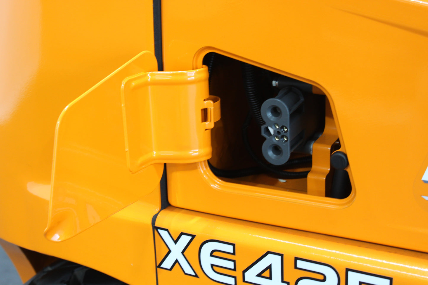 Hangcha XE425T 2.5T | Semi Cab Lithium Counterbalance | 4-Wheel Forklift
