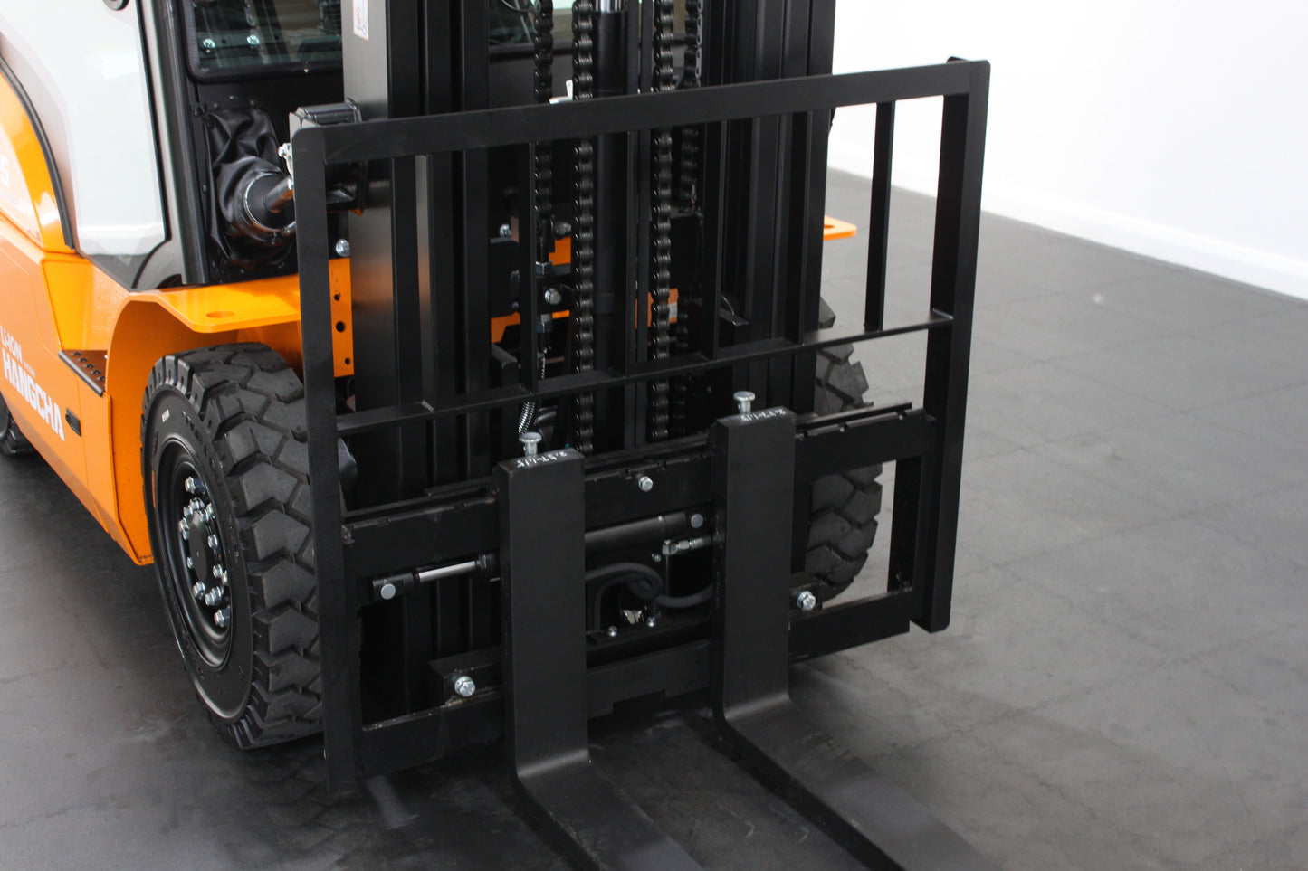 Hangcha XE425T 2.5T Long Range  | Full Cab Lithium Counterbalance | 4-Wheel Forklift