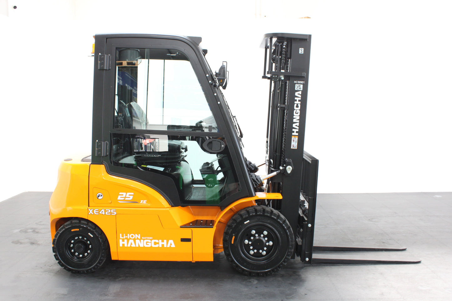 Hangcha XE425T 2.5T Long Range  | Full Cab Lithium Counterbalance | 4-Wheel Forklift