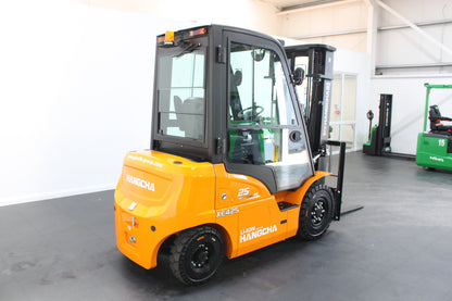 Hangcha XE425T 2.5T Long Range  | Full Cab Lithium Counterbalance | 4-Wheel Forklift