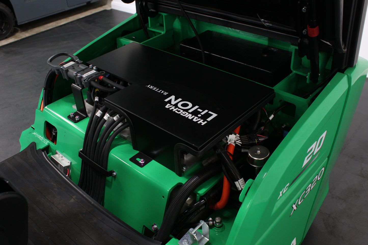 Hangcha XC320 2.0T | Half Cab Lithium Counterbalance | 3-Wheel Forklift
