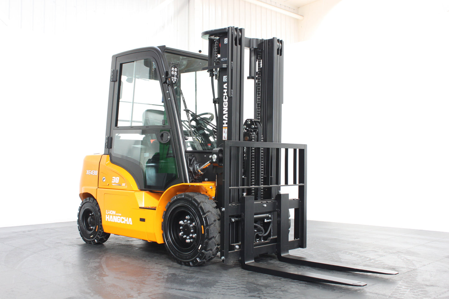 Hangcha XE438 3.8T Long Range | Full Cab Lithium Counterbalance | 4-Wheel Forklift