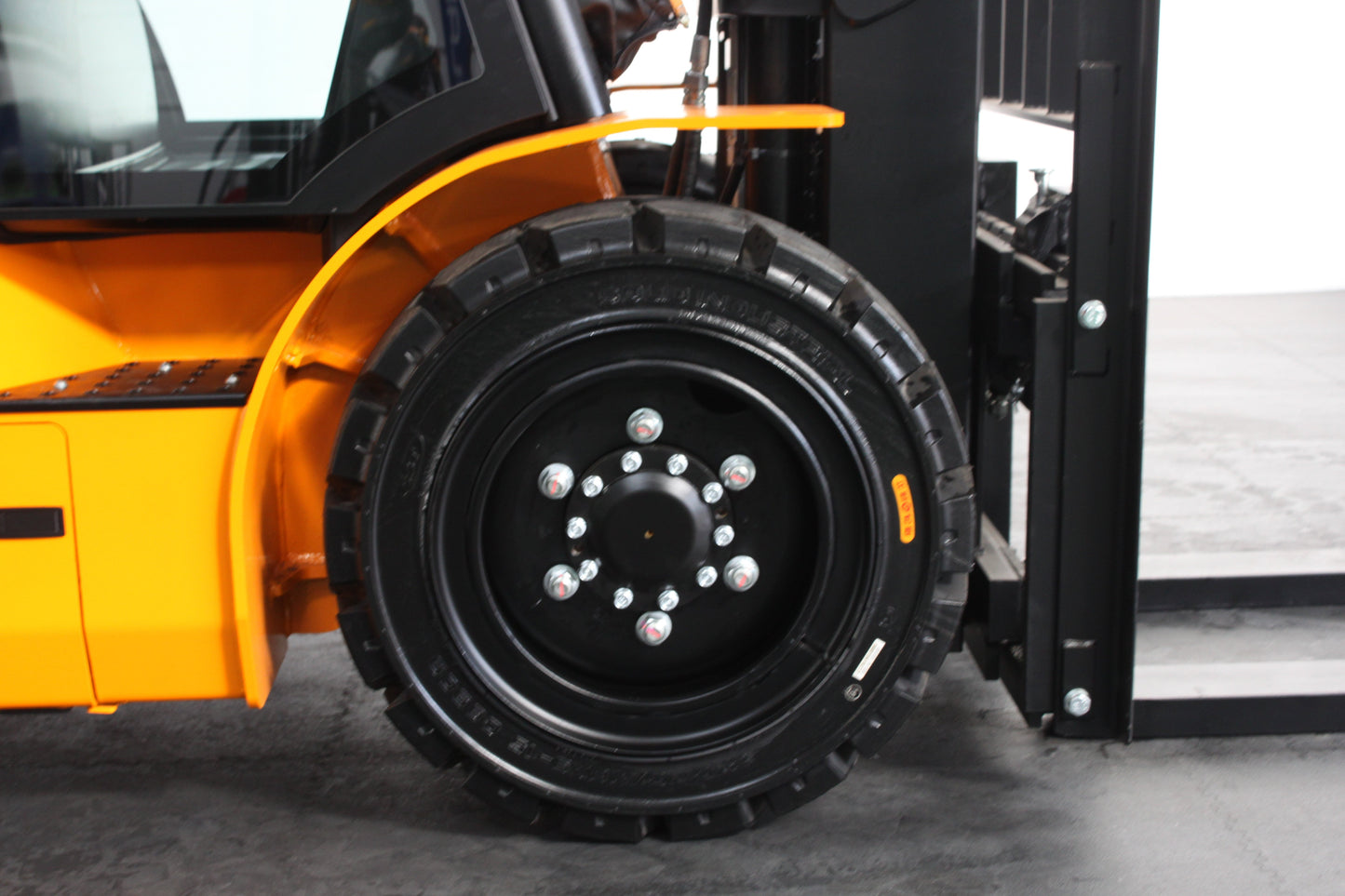 Hangcha XE438 3.8T | Full Cab Lithium Counterbalance | 4-Wheel Forklift