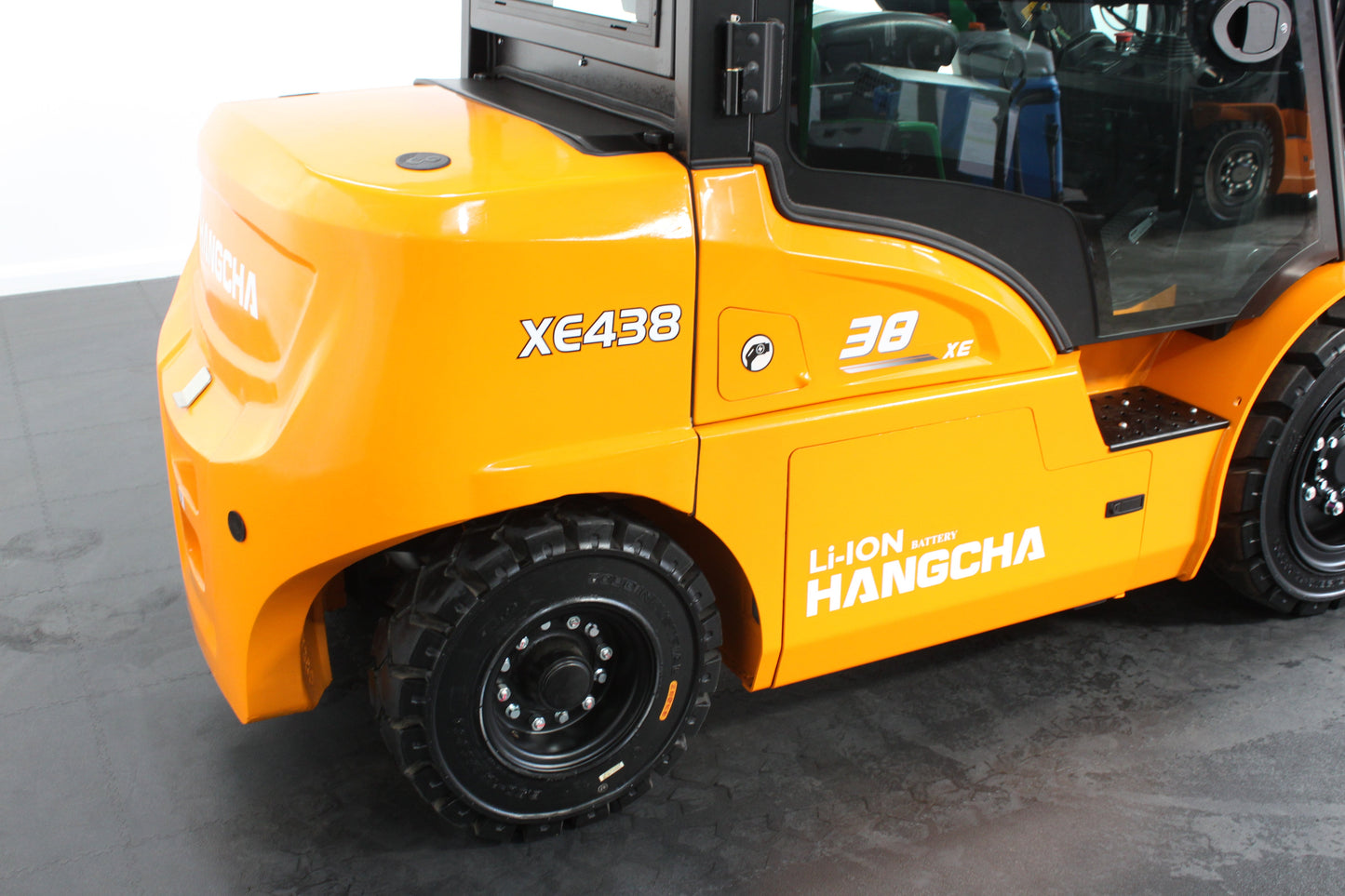 Hangcha XE438 3.8T Long Range | Full Cab Lithium Counterbalance | 4-Wheel Forklift